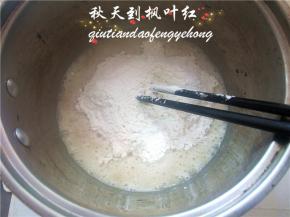 倒入已经过筛的低筋面粉。