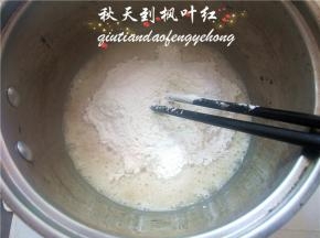 倒入已经过筛的低筋面粉。