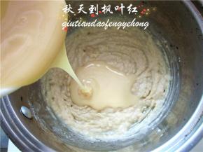 在拌均匀的熟面中加入50克炼奶搅拌均匀。