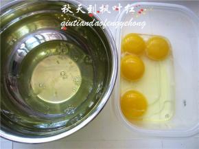 分离鸡蛋。一个全蛋与3个蛋黄放一起，另外用一个无水无油的容器装3个蛋白。