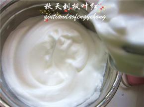 蛋清中加入几滴柠檬汁。用电动打蛋器低速打至粗泡状态，加入三分之一的细砂糖。转为中速，打发至细泡状态时，加入剩余细砂糖的一半。然后中速再打发1分钟后，加入剩下的细砂糖，高速打发至硬性发泡，提起打蛋器出现小直尖角即可。