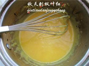 将蛋黄打散，加入到之前的奶糊中。用手动打蛋器划Z，搅拌成顺滑状态，备用。