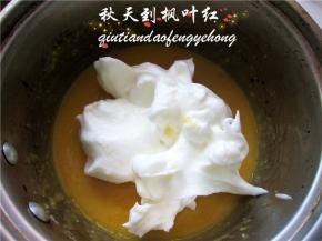 将三分之一的蛋白霜加入到蛋黄糊中，切拌均匀。