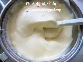 然后将蛋黄糊倒入剩余的蛋白霜中。切拌成顺滑的蛋糕糊。