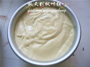 将蛋糕糊倒入6寸模具中，摔打几下震荡出大气泡。