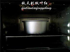 烤箱160度上下火预热3分钟，然后将烤盘放最底层，倒入煮沸腾的开水，大概半烤盘满。烤网放倒数第二层，模具放在烤网上。继续上下火，160度，烤60分钟。