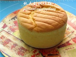 表面有些开裂，取出用牙签试了试，内部已经成熟。用蛋糕刮刀刮一圈，让蛋糕四周与模具分离，然后烤网上铺上大号保鲜袋，再将蛋糕倒扣到保鲜袋上，再用碟子倒扣回来，轻轻撕去保鲜袋。