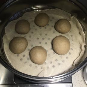 每一段都揉圆，放入蒸锅内，冷水上锅，大火水开后转中火，蒸25分钟，关火焖5分钟