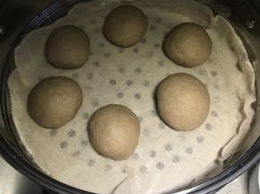 每一段都揉圆，放入蒸锅内，冷水上锅，大火水开后转中火，蒸25分钟，关火焖5分钟