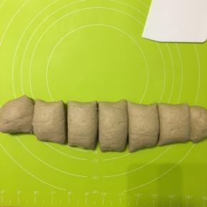 发酵好的面团揉成长条，切成小段