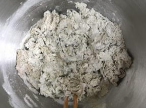用筷子搅拌成絮状，可以一边搅拌一边慢慢加水，直到盆底没有大量的面粉颗粒