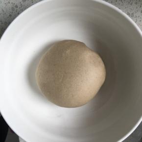 一直揉到面团光滑，滚圆放入容器内