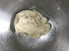 把面粉揉成团