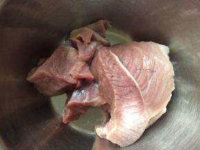 猪肉洗净,丢进高压锅中