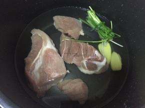 加入葱、姜