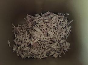 把肉捞出放凉，去除筋膜，撕碎丢进面包机内（没有就用不粘锅炒）