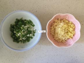 葱姜蒜分别洗净切碎