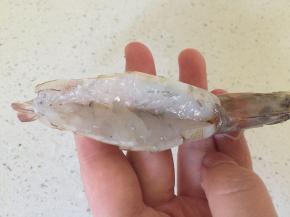 虾洗净开背去虾线，爪、须什么的想去都可以去掉