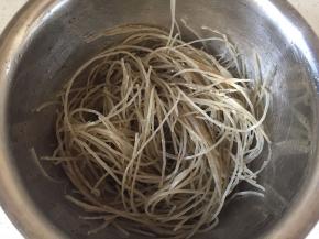 泡好的粉丝加入适量蒸鱼豉油和生抽拌匀