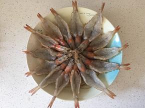 码入盘子底部，虾铺上面