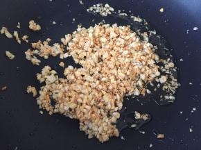 炒到发黄即可