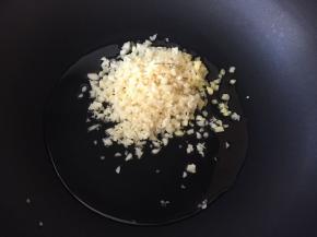 锅中冷油，入姜蒜末小火煸炒