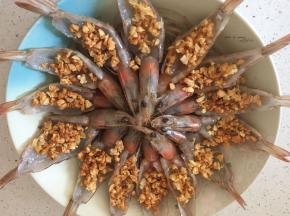 将姜蒜末加入到开背的虾肉中