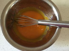 蛋黄加入糖粉拌匀