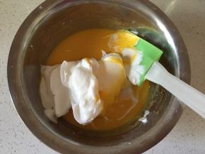 取三分之一加入蛋黄糊中切拌均匀