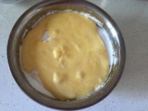 反倒入蛋白糊中切拌均匀