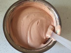 剩余的蛋糕糊中加入红曲粉切拌均匀，烤箱预热150度