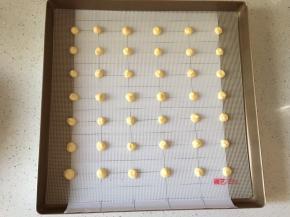 取一个裱花袋剪小口按照提前准备好的图纸，在彩绘垫子上挤入蛋糕糊，挤好后抽调掉纸，烤箱预热150度，1分钟后取出放凉