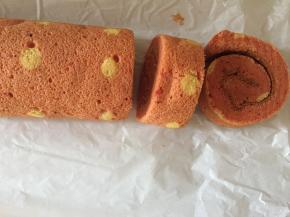 借助垫子或者油纸反卷，卷好的蛋糕卷送入冰箱定型半小时，取出切块即可