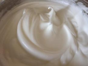 蛋白分次加入白糖打到湿性（如图小弯勾状态）