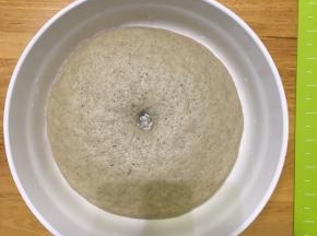 进行第一次发酵，可以使用烤箱发酵档，也可以室温，盖上湿毛巾发酵1小时