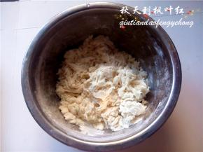 面粉140克、1克的酵母、5克的黄油，加温水约70克，用筷子拌成无干粉状；