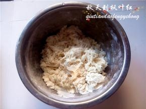 面粉140克、1克的酵母、5克的黄油，加温水约70克，用筷子拌成无干粉状；