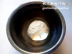 用手和好面团。