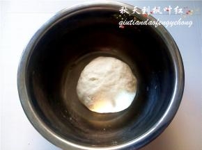 用手和好面团。