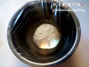 盖上保鲜膜，放置于温暖处让其发酵。