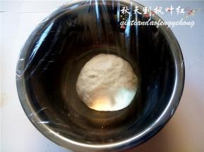 盖上保鲜膜，放置于温暖处让其发酵。