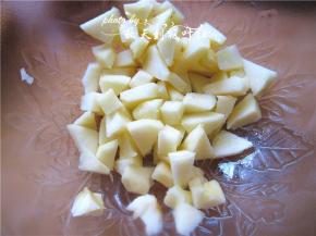 现在开始处理水果：苹果切碎粒放入容器内；