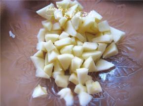 现在开始处理水果：苹果切碎粒放入容器内；