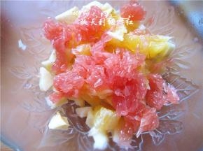 再放入西柚粒，好漂亮的红色呢；