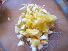 将橙子粒放入；