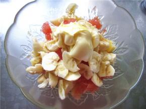 挤上适量的沙拉酱；