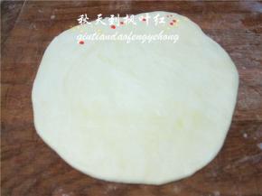 将发好的面团取出来，擀成烤盘大小。