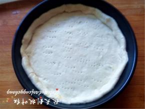 做出饼边，饼底用叉子扎些小眼。