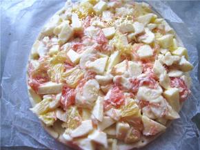 将拌好的水果沙拉码放好；