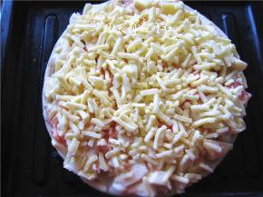 喜欢拉丝的可以在最后几分钟将披萨取出再撒上一层奶酪；